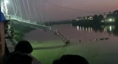 印度吊桥坍塌已致141人遇难(多人曾在桥上蹦跳奔跑)