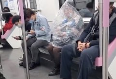 大妈地铁上身体套塑料袋吃香蕉(网友表示不理解)